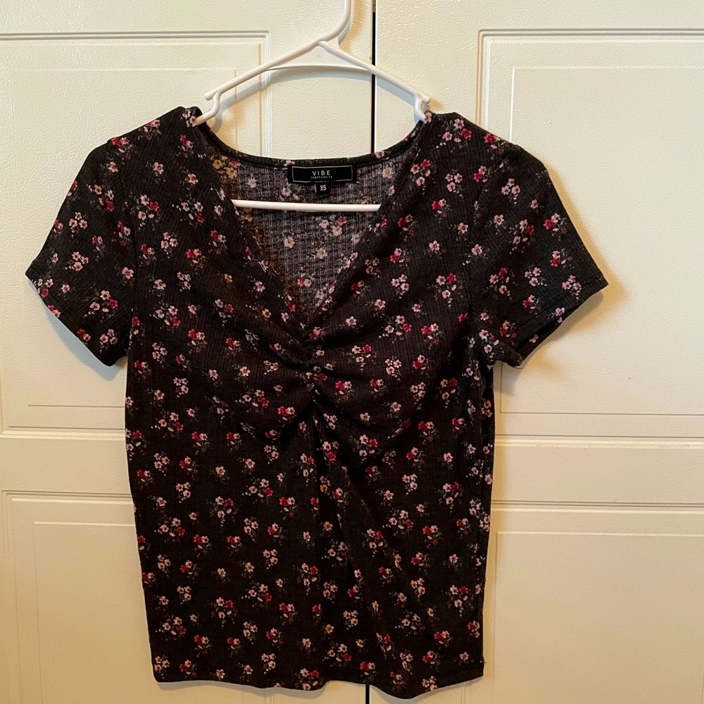 Dainty floral print top 💐💕